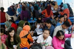 Ribuan pekerja saat menortir lembar kertas suara pilpres 2014.